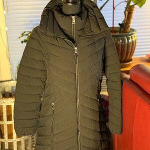 DKNY Black Puffer Jacket with Quilted Design and Hood